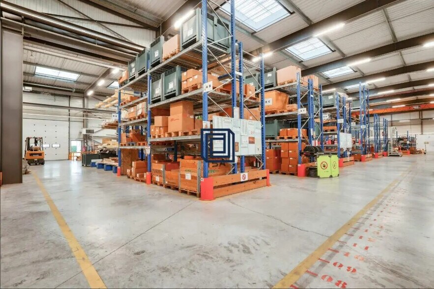 Industrial in Croissy-Beaubourg to rent - Building Photo - Image 2 of 9