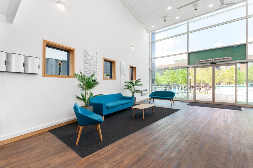 Midsummer Blvd, Milton Keynes to rent - Interior Photo - Image 3 of 10