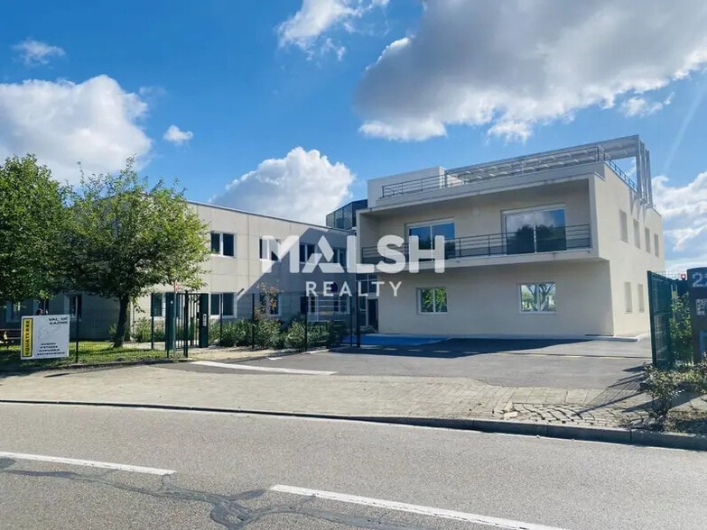 Office in Bron to rent - Building Photo - Image 1 of 21