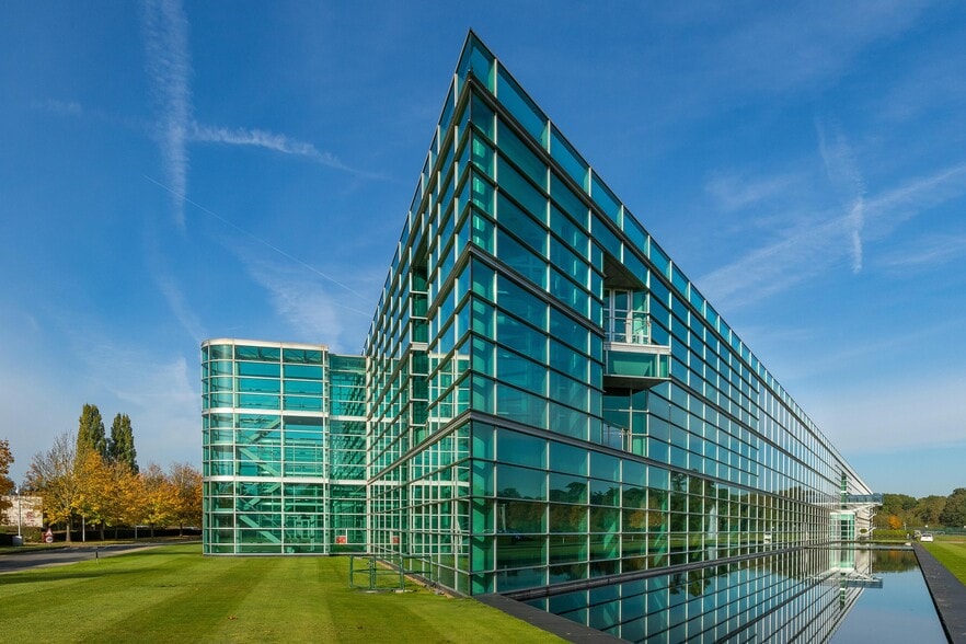 Riding Court Rd, Slough to rent - Building Photo - Image 2 of 12