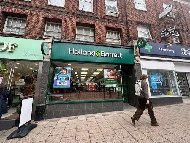 20 Temple Fortune Para, London to rent Building Photo- Image 1 of 3