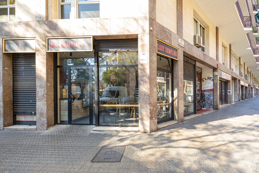 Retail in Barcelona, Barcelona to rent - Building Photo - Image 2 of 4