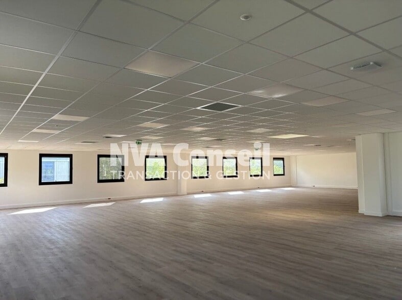 Light Industrial in Cergy to rent - Interior Photo - Image 3 of 5