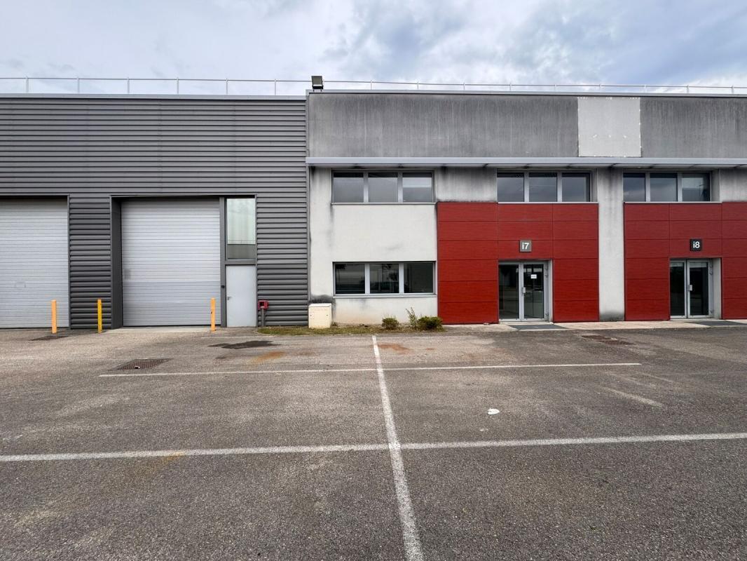 Light Industrial in Saint-Priest to rent Building Photo- Image 1 of 7