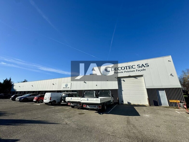 Light Industrial in Vaulx-en-Velin to rent - Building Photo - Image 1 of 13