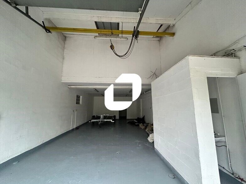 Light Industrial in Saint-Witz to rent - Interior Photo - Image 3 of 12