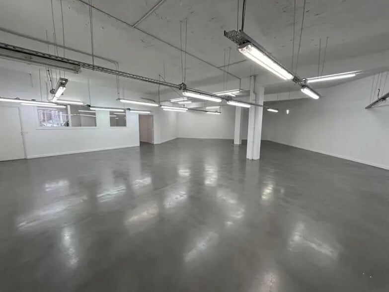 Light Industrial in Paris to rent - Interior Photo - Image 2 of 4