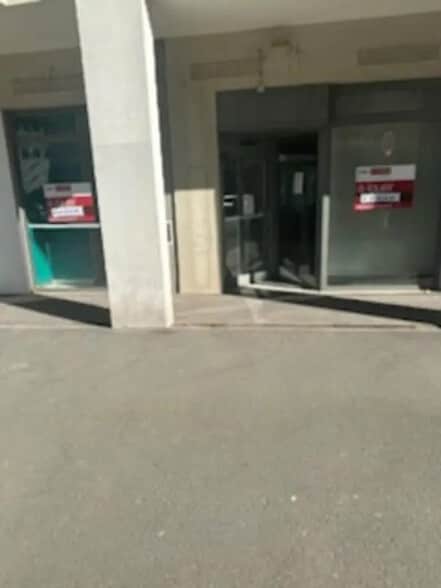 Retail in Saint-Denis to rent - Building Photo - Image 1 of 9