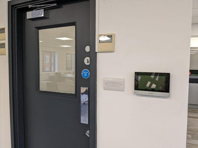 1 Portsmouth Rd, Guildford to rent - Building Photo - Image 3 of 4