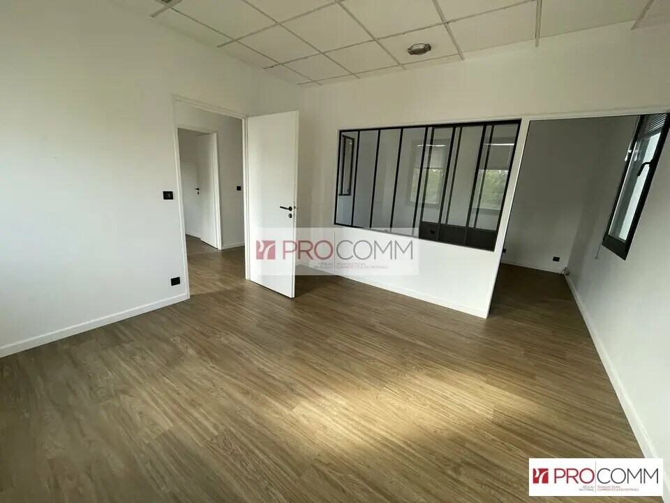 Office in Chartres to rent Interior Photo- Image 1 of 13