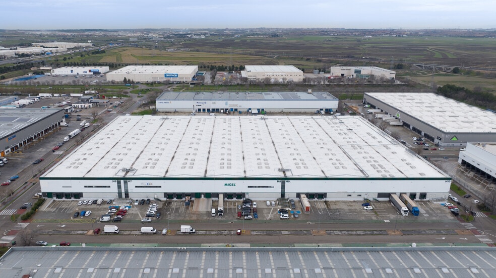 Industrial in Getafe, Madrid to rent - Primary Photo - Image 1 of 7