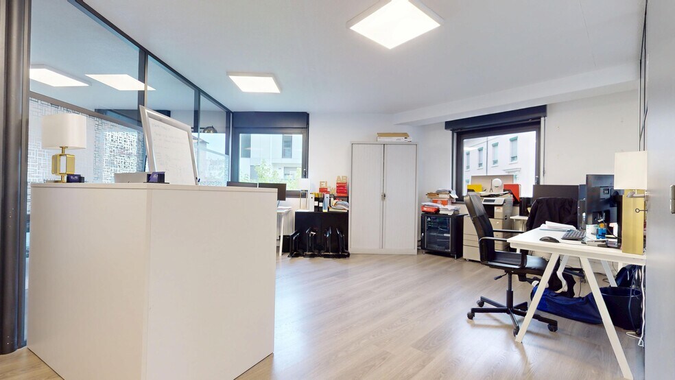Office in Lyon to rent - Building Photo - Image 2 of 9