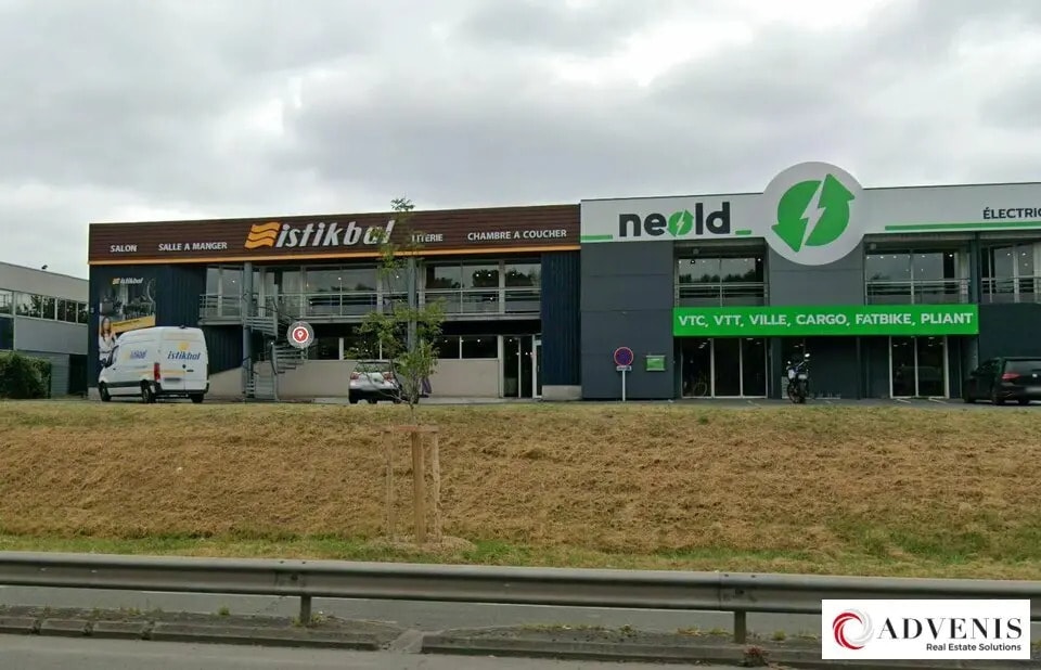 Location Commerce 900 m² - Photo 1