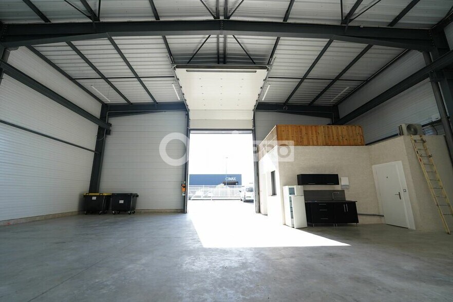 147 Rue De L'Aeropostale, Colombier-Saugnieu to rent - Interior Photo - Image 2 of 9