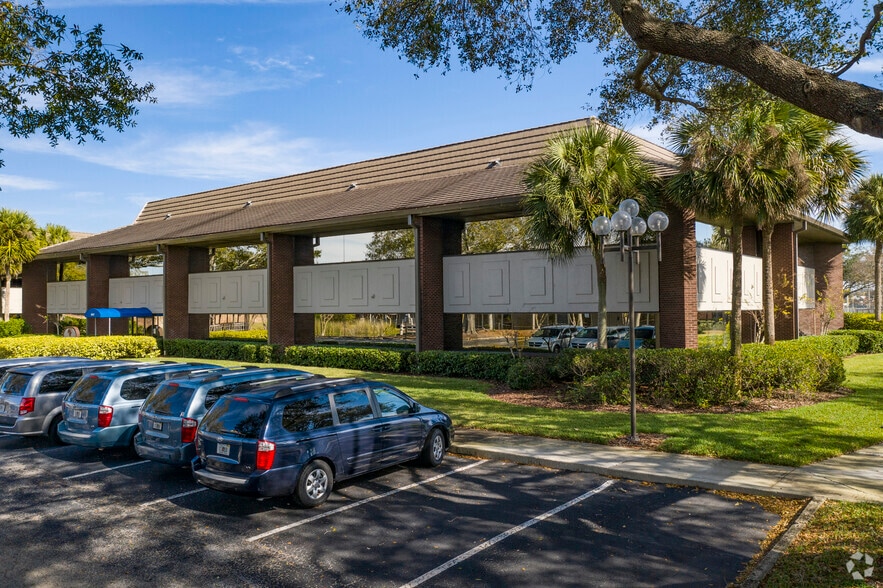 2807 W Busch Blvd, Tampa, FL for rent - Building Photo - Image 2 of 12