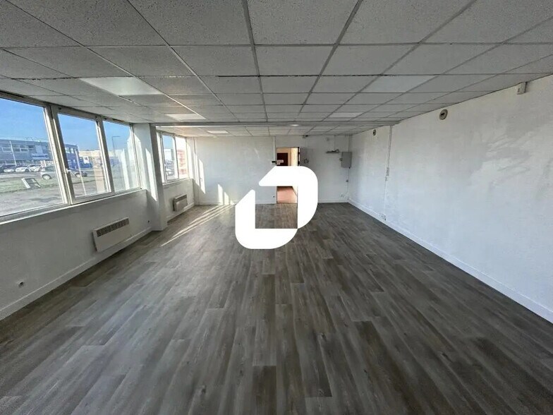 Office in Moissy-Cramayel to rent - Interior Photo - Image 1 of 10