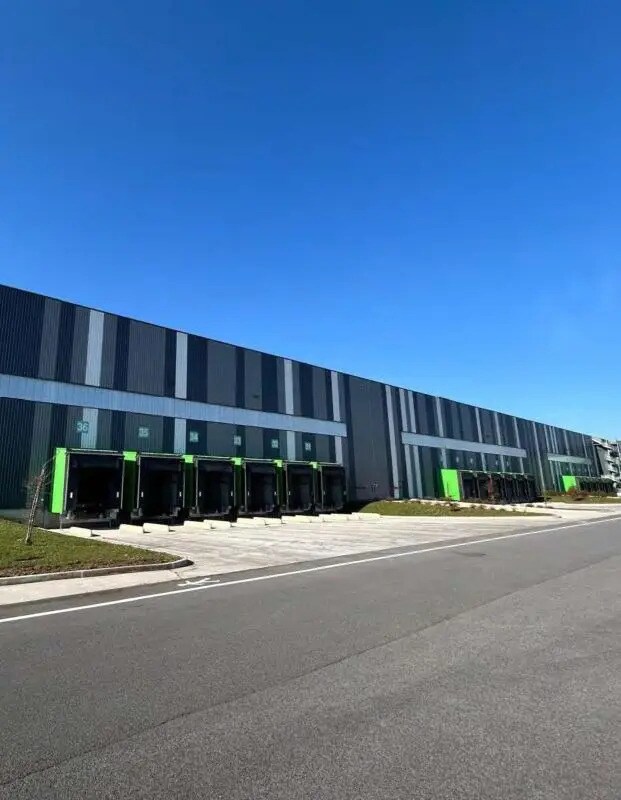 Location Entrepôt 5 858 m² - Photo 1