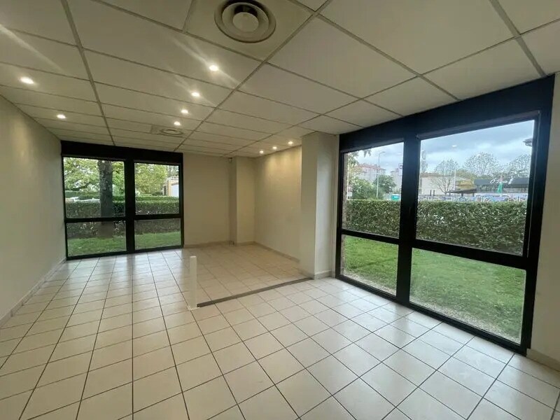 Office in Vénissieux to rent Interior Photo- Image 1 of 9