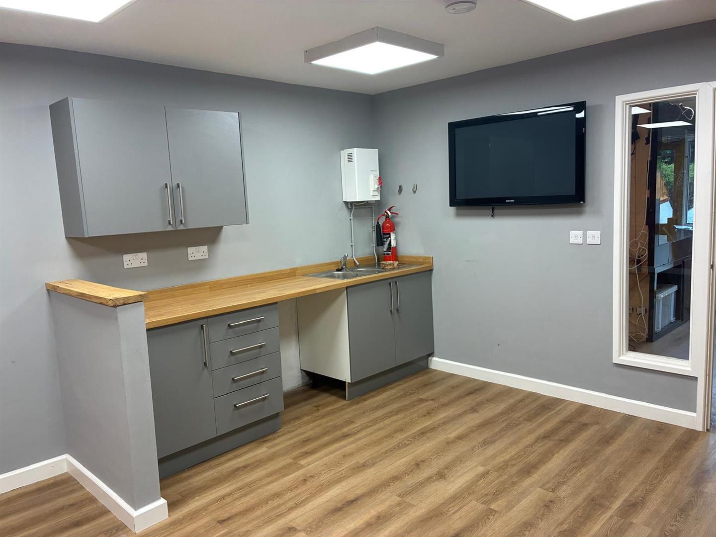 Brympton Way, Yeovil to rent Interior Photo- Image 1 of 4