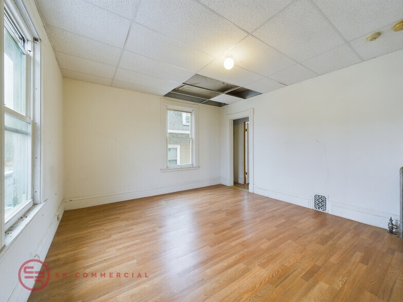 993 Main St, Fitchburg, MA for sale - Interior Photo - Image 3 of 44