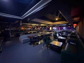 Retail in Paris to rent Interior Photo- Image 1 of 5