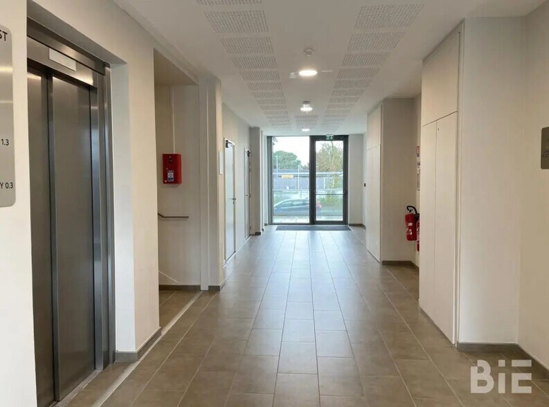 Office in Mérignac to rent - Lobby - Image 2 of 11
