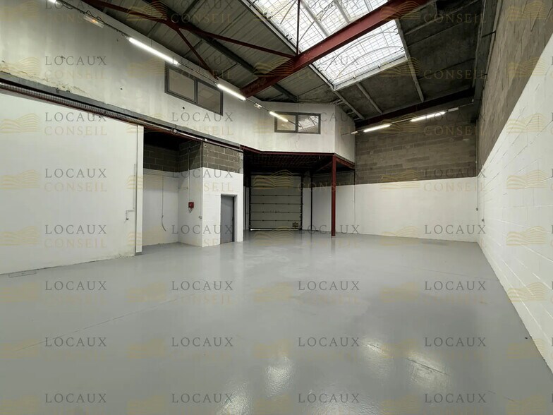 Light Industrial in Le Thillay to rent - Interior Photo - Image 3 of 16