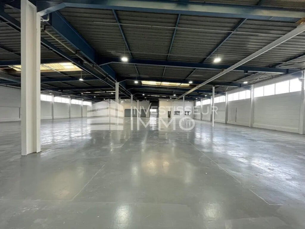 Location Local d'activités 2 339 m² - Photo 1