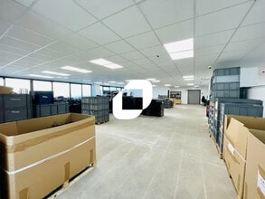 Office in Champagne-au-Mont-d'Or to rent Interior Photo- Image 2 of 17