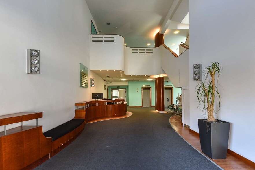 Marsh Ln, Southampton for sale - Lobby - Image 3 of 3