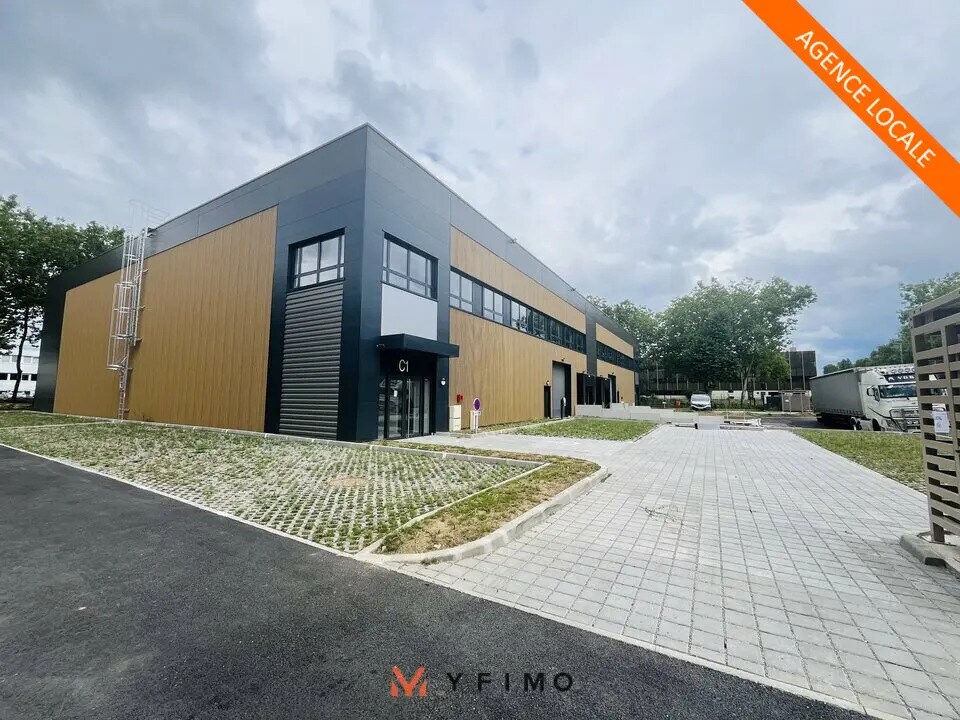 Light Industrial in Trappes to rent Building Photo- Image 1 of 4