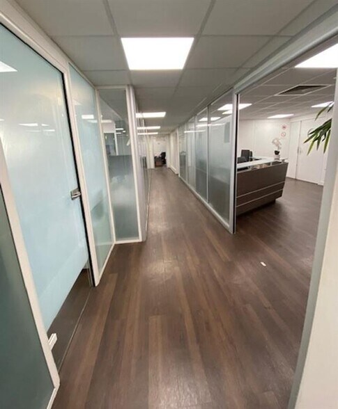 Office in Saint-Cloud to rent - Interior Photo - Image 3 of 8