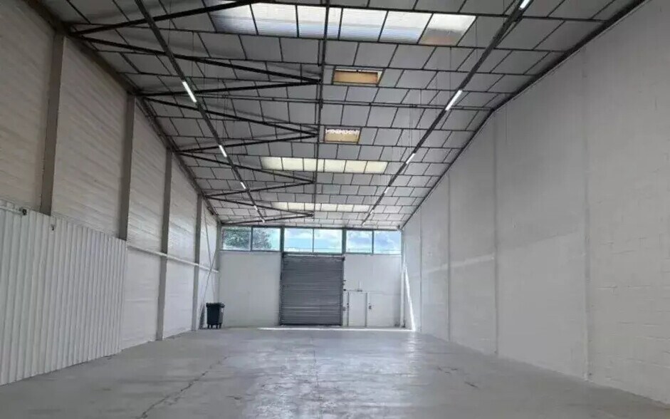 Light Industrial in Coignières to rent - Interior Photo - Image 2 of 7