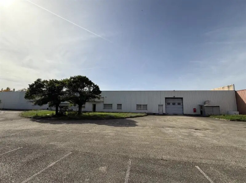 Light Industrial in Bron for sale Building Photo- Image 1 of 7