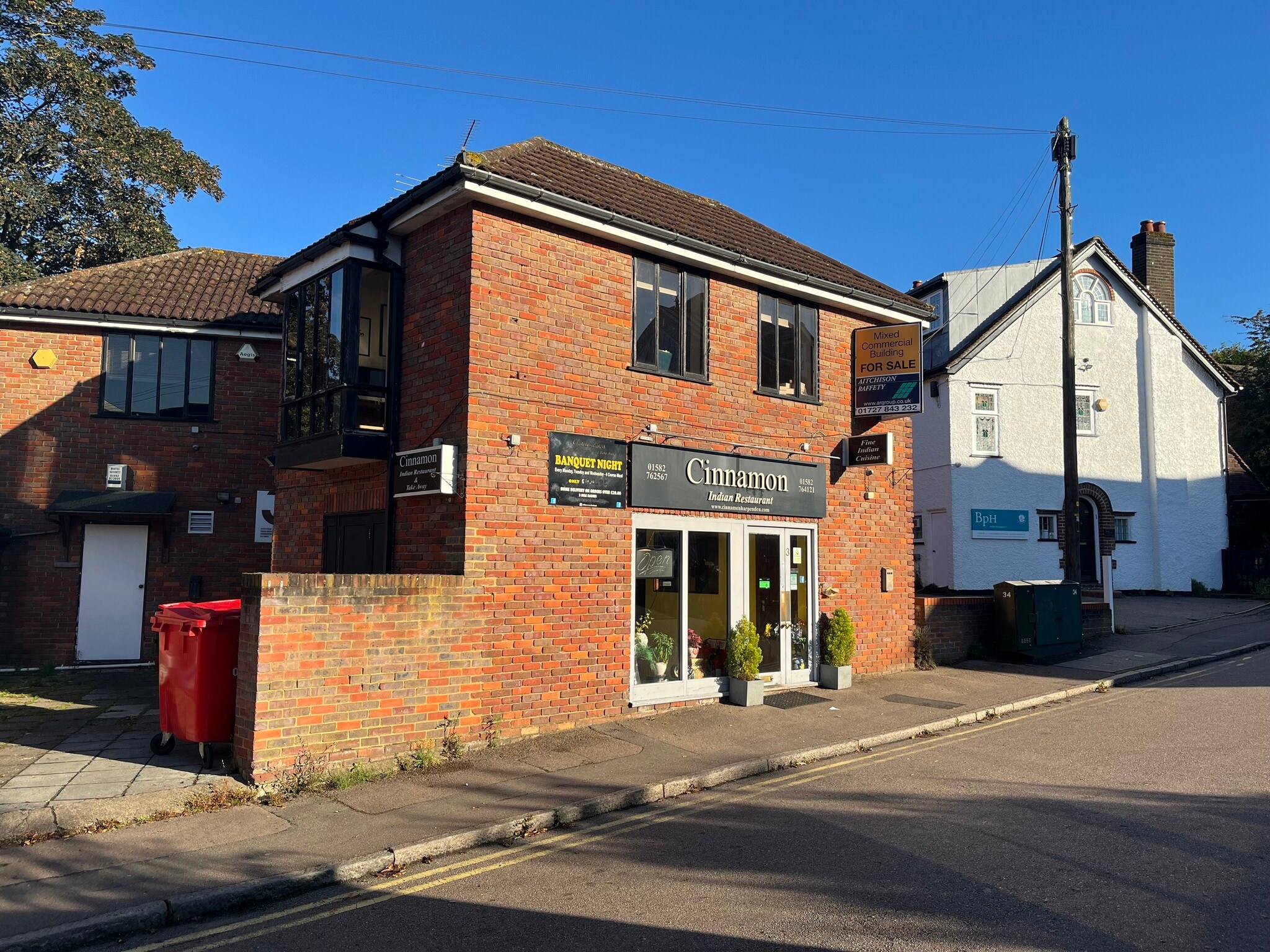 3-3 Thompsons Close, Harpenden to rent Building Photo- Image 1 of 5