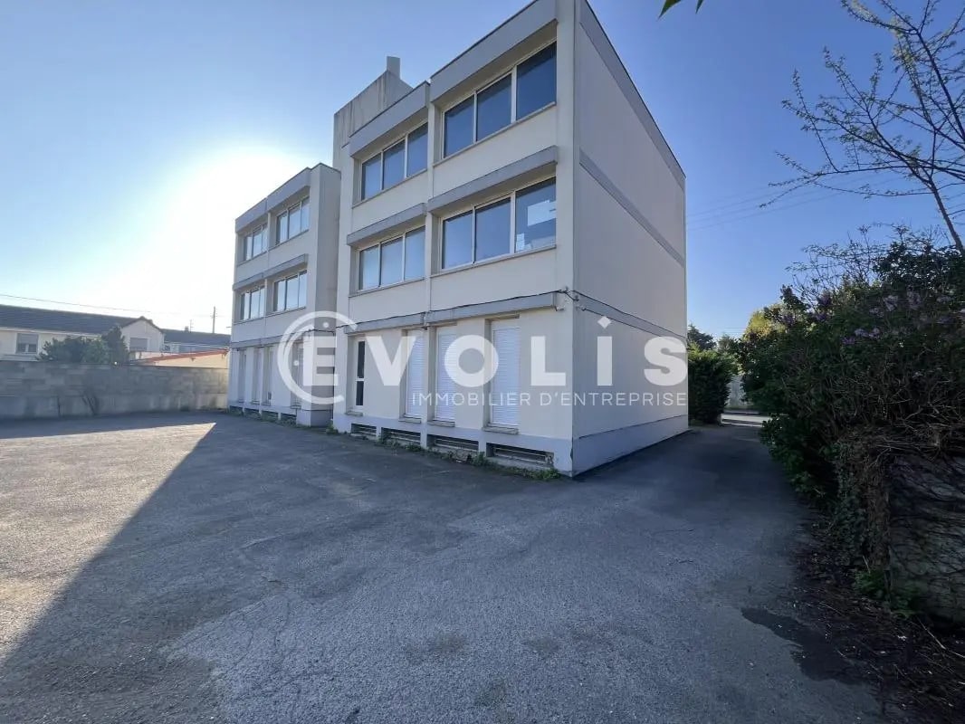 Office in Le Raincy to rent Building Photo- Image 1 of 12