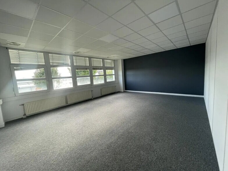 Office in Goussainville to rent - Interior Photo - Image 3 of 9