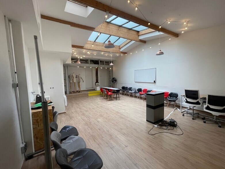 Retail in Paris to rent - Building Photo - Image 3 of 12