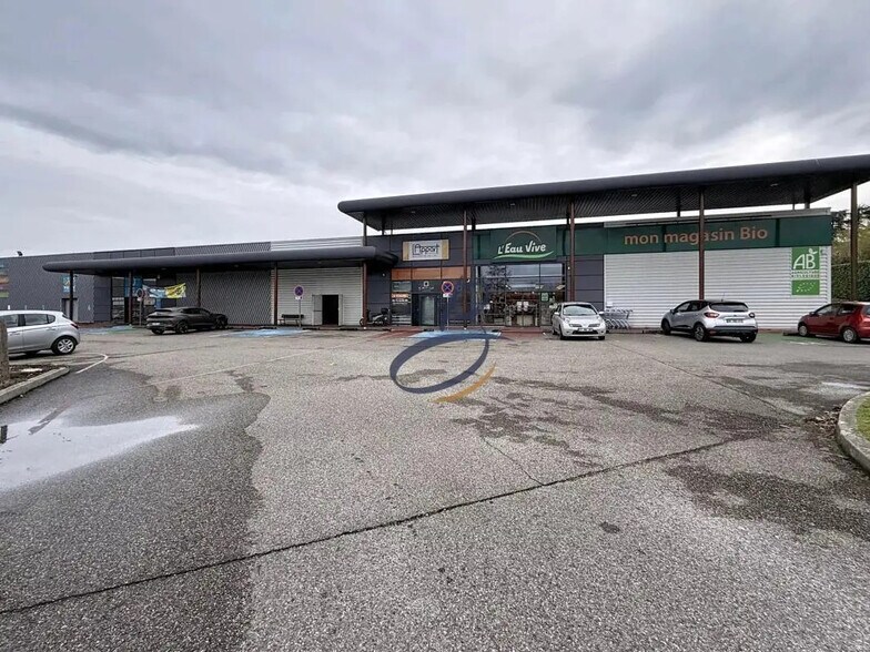 Office in Bourgoin-Jallieu for sale - Building Photo - Image 2 of 13