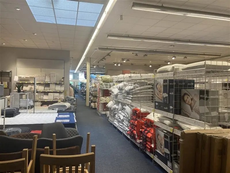 Location Commerce 900 m² - Photo 1