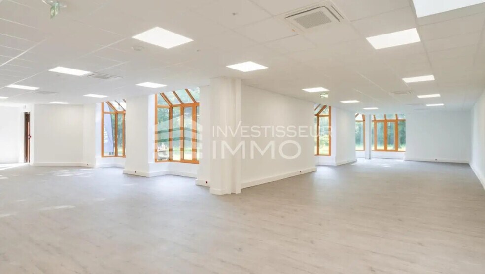 Light Industrial in Croissy-Beaubourg to rent - Interior Photo - Image 3 of 4