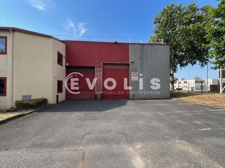 Light Industrial in Bondoufle to rent - Building Photo - Image 1 of 8