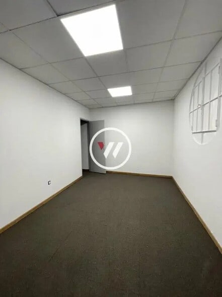 Light Industrial in Marseille to rent - Interior Photo - Image 3 of 5