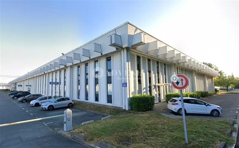 Light Industrial in Rungis to rent Building Photo- Image 1 of 6