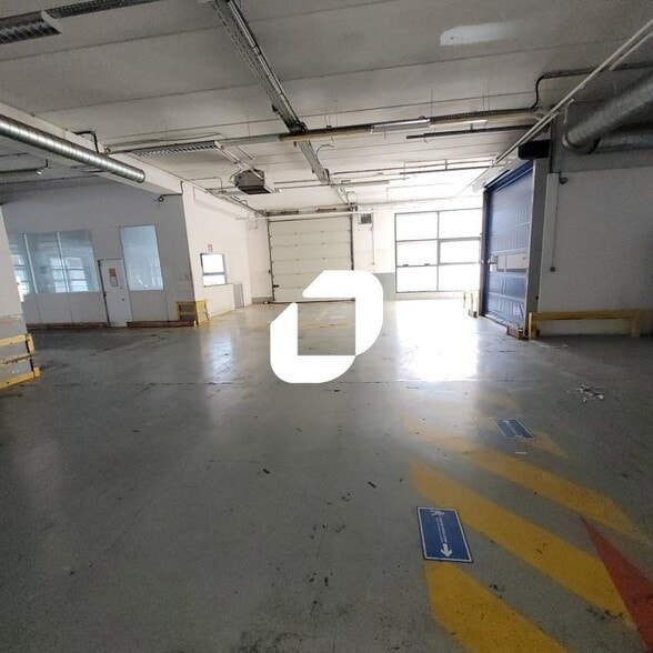 Light Industrial in Issy-les-Moulineaux to rent - Building Photo - Image 2 of 5