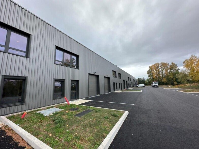 225 Avenue Des Marronniers, Bourgoin-Jallieu to rent - Building Photo - Image 2 of 21