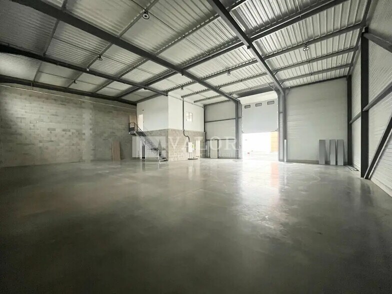 Light Industrial in Chassieu to rent - Interior Photo - Image 3 of 16