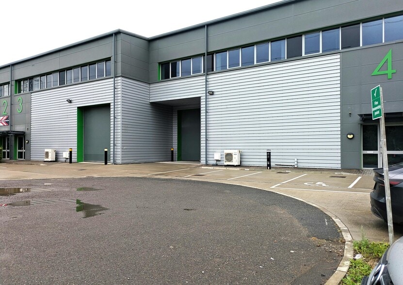 Hanworth Ln, Chertsey to rent - Building Photo - Image 2 of 2