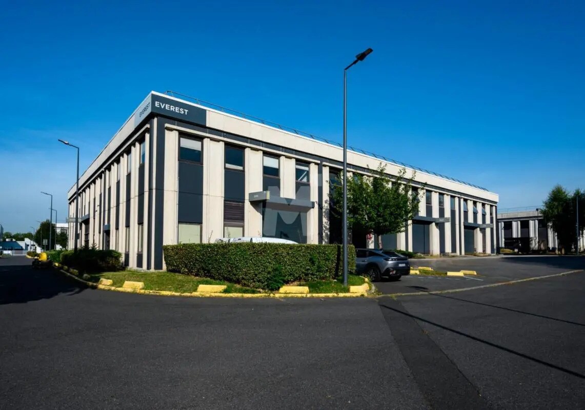 Light Industrial in Lisses to rent Building Photo- Image 1 of 9