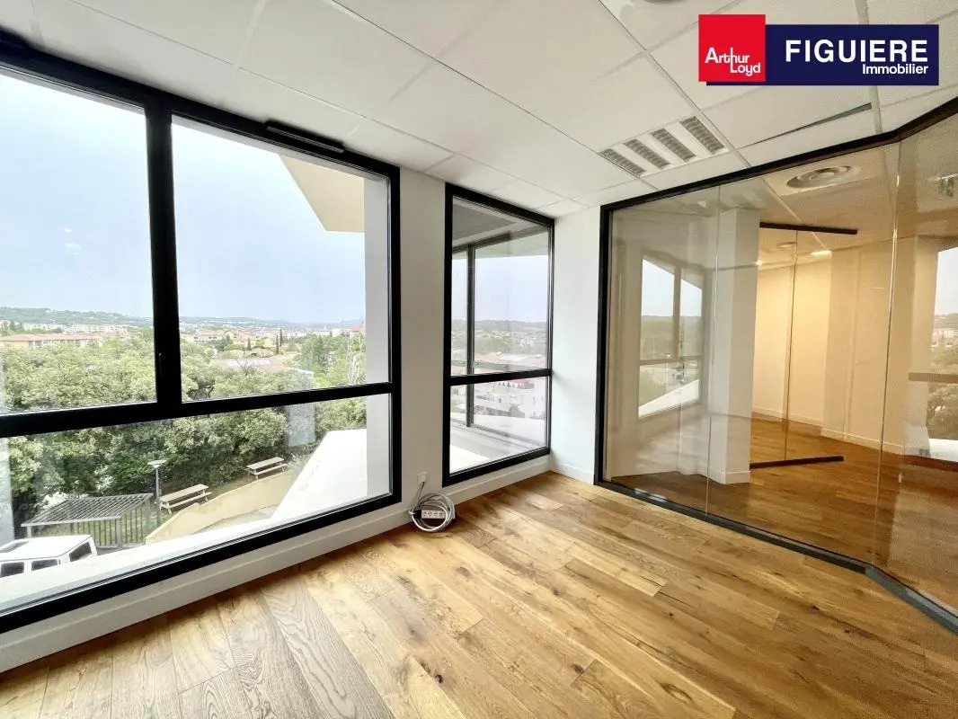 70 Rue De La Tramontane, Aix-en-Provence to rent Interior Photo- Image 1 of 14